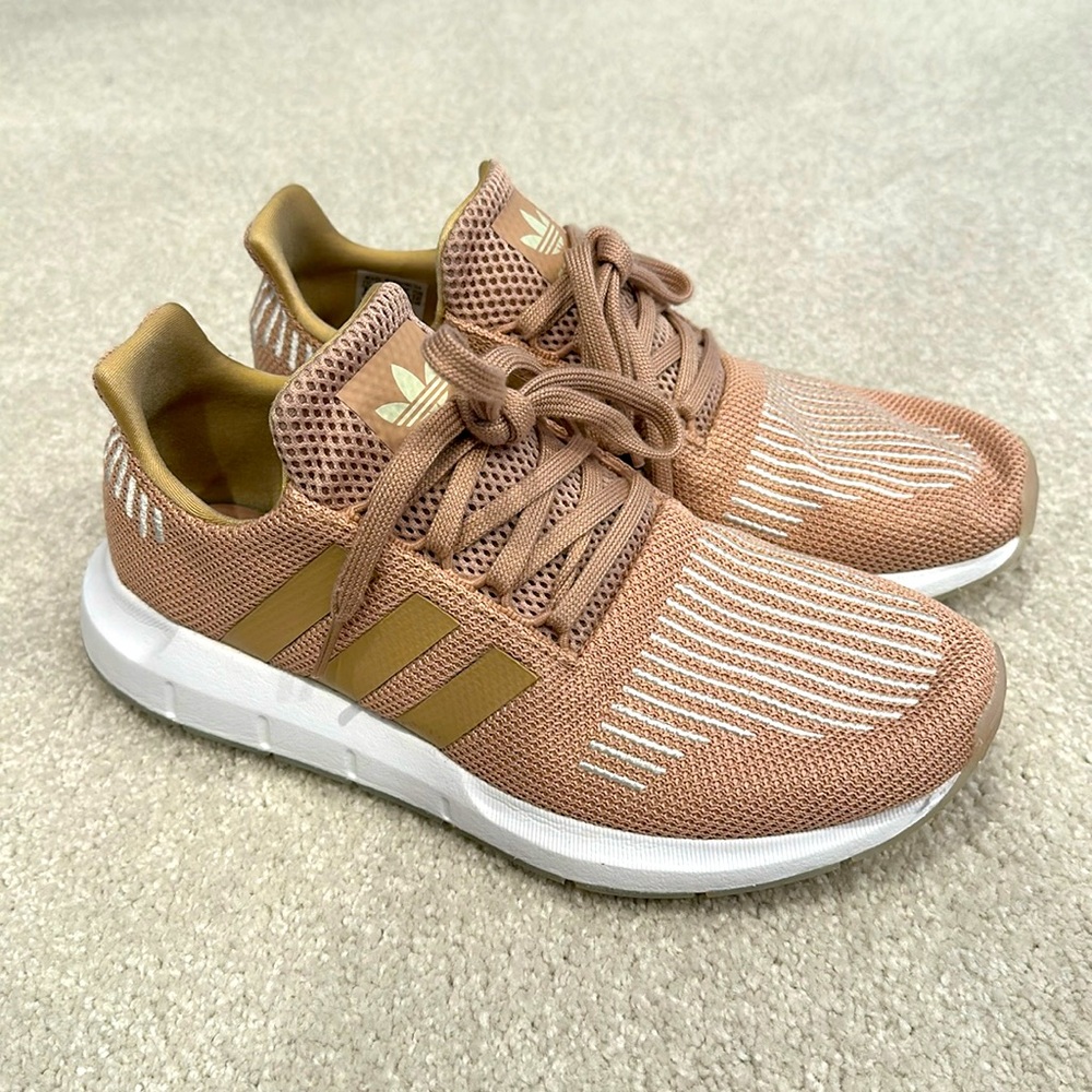 Adidas women’s size 8 athletic shoes EUC (worn maybe twice)